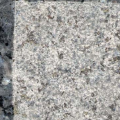 granit norvégien labrador bleu azur, finition bouchardée pour monument cinéraire